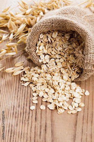 Foto: Oat flakes spilling Oat flakes spilling