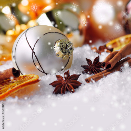 Foto: Weihnachtskugel und Anissterne Weihnachtskugel und Anissterne