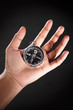 Foto: Hand holding compass Hand holding compass