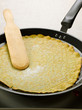 Cuisson d'une crêpe dans une crêpière 