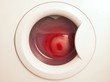 Waschmaschine mit roter Wäsche
