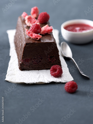 Photo: Terrine au chocolat-framboise et macaron à la framboise Terrine au chocolat-framboise et macaron à la framboise