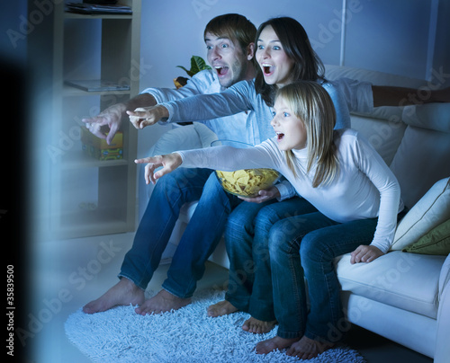 Foto: Family watching TV. True Emotions Family watching TV. True Emotions