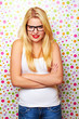 junge blonde frau mit roten lippen und brille