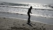 jeune fille faisant des ricochets dans la mer