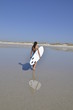 jeune fille avec son surf