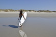 surfeuse sur la plage à marée basse
