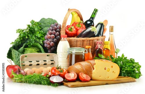 Foto: Groceries in wicker basket including vegetables and fruits Groceries in wicker basket including vegetables and fruits