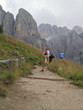 Camminare su un sentiero di montagna,Passo Gardena