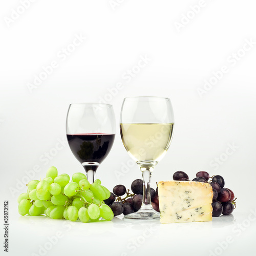 Foto: red and white wine with cheese red and white wine with cheese