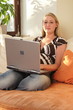 Junge Frauliest mit Laptop