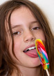 Mädchen mit buntem Lolli Mädchen mit buntem Lolli