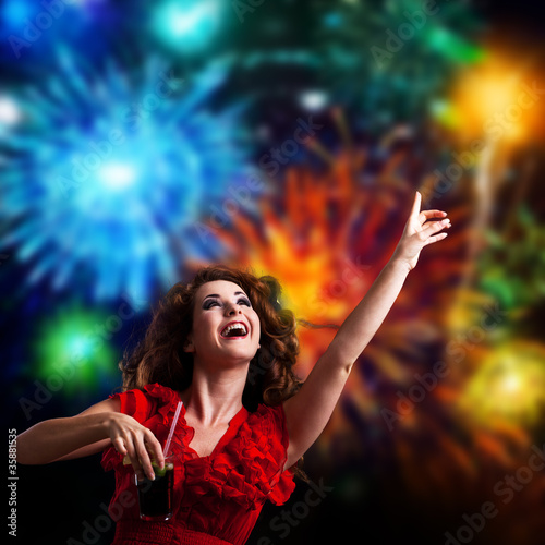 Foto: junge Frau tanzt vor Feuerwerk junge Frau tanzt vor Feuerwerk