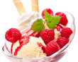 Vanilleeis mit Himbeeren und Schlagsahne