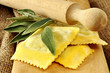 Tortelli con ricotta e spinaci, pasta fresca italiana