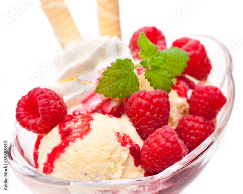 Photo: Vanilleeis mit Himbeeren und Schlagsahne Vanilleeis mit Himbeeren und Schlagsahne