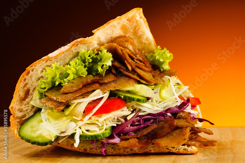 Foto: Kebab - grilled meat, bread and vegetables Kebab - grilled meat, bread and vegetables