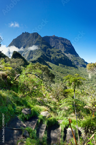 Photo: Sentier au coeur du Cirque de Mafate - La Réunion Sentier au coeur du Cirque de Mafate - La Réunion