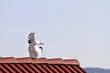 Schlafwandlerfigur auf einem Dach