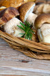 cestino con funghi porcini freschi cestino con funghi porcini freschi