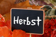 Tafel mit Schriftzug und Herbstdeko Tafel mit Schriftzug und Herbstdeko