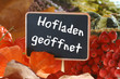 Tafel mit Schriftzug und Herbstdeko Tafel mit Schriftzug und Herbstdeko