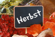 Tafel mit Schriftzug und Herbstdeko Tafel mit Schriftzug und Herbstdeko