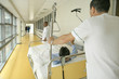 Brancardiers dans les couloirs de l'hôpital