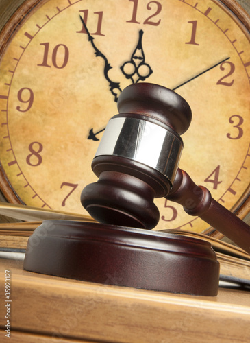 Foto: Gavel and old clock Gavel and old clock
