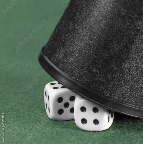 Foto: dice and black cup dice and black cup