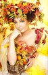 Foto: girl wearing a crown of berries and leaves in autumn girl wearing a crown of berries and leaves in autumn