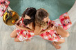 Wellness - Zwei Frauen im Ruheraum entspannen sich