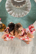 Wellness - Zwei Frauen im Ruheraum entspannen sich