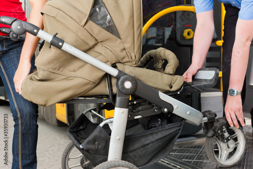 Foto: Frau mit Kinderwagen steigt in Bus ein Frau mit Kinderwagen steigt in Bus ein