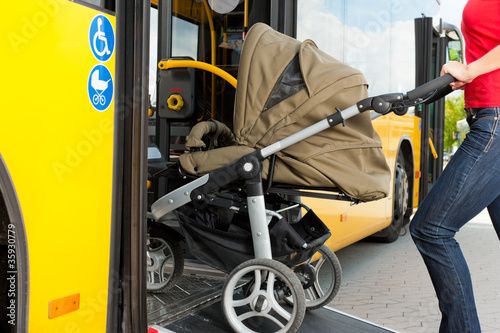 Photo: Frau mit Kinderwagen steigt in Bus ein Frau mit Kinderwagen steigt in Bus ein