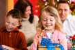 Photo: Weihnachten - Familie mit Geschenken am Weihnachtsabend Weihnachten - Familie mit Geschenken am Weihnachtsabend