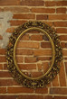 Cornice dorata su muro Cornice dorata su muro