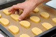 Plätzchen auf dem Blech auslegen