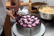 Der Bäcker bei der Arbeit - Sahnetorte