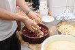 Der Bäcker bei der Arbeit - Kirschkuchen backen