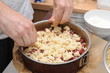 Kirschkuchen mit Streuselb frisch backen