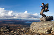 Wanderer mit Trekkingrucksack im Gleichgewicht Wanderer mit Trekkingrucksack im Gleichgewicht