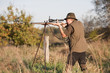 Jäger mit Fernglas, Waffe und Schießstock