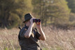 Photo: Jäger mit Fernglas und Waffe Jäger mit Fernglas und Waffe