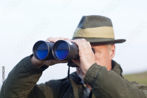 Photo: Jäger mit Fernglas Jäger mit Fernglas