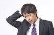 Foto: 悩む新人ビジネスマン 悩む新人ビジネスマン