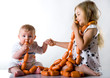 KInder spielen mit Wurst