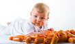 Kind spielt mit Wurst