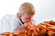 Kind spielt mit Wurst