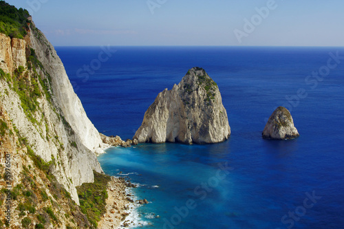 Photo: skały przy klifie, grecka wyspa Zakynthos skały przy klifie, grecka wyspa Zakynthos